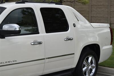 2013 Chevrolet Avalanche LTZ Black Diamond   - Photo 3 - Stafford, TX 77477