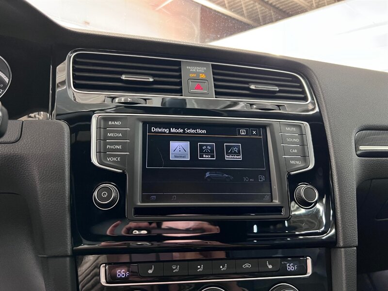 2016 Volkswagen Golf R 4Motion photo 20
