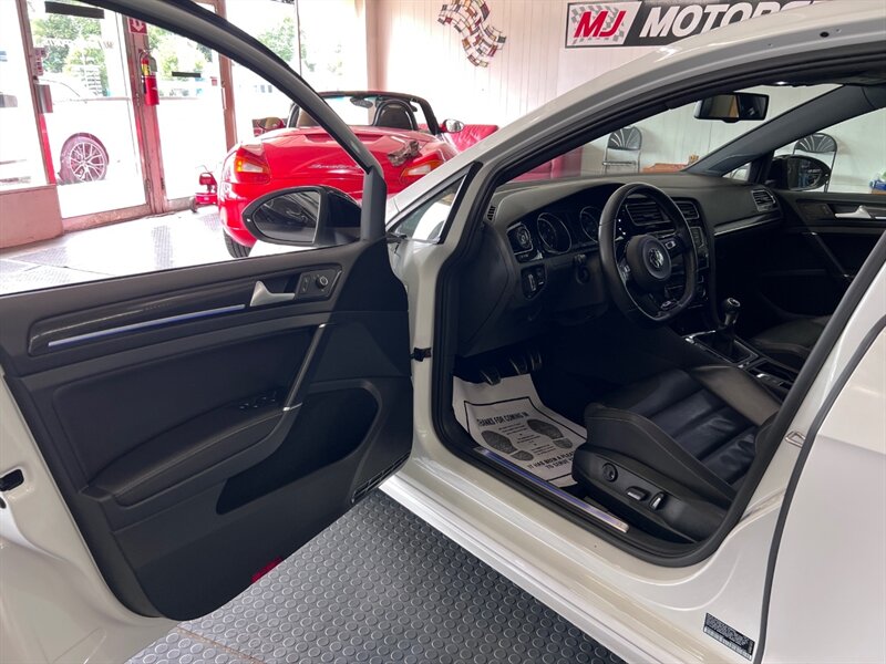 2016 Volkswagen Golf R 4Motion photo 11
