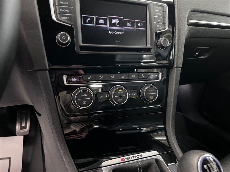 2016 Volkswagen Golf R 4Motion photo 21