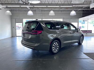 2022 Chrysler Pacifica Hybrid Touring L   - Photo 5 - Grand Rapids, MI 49548
