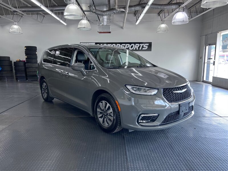 2022 Chrysler Pacifica Hybrid Touring L - Photo 1 - Grand Rapids, MI 49548