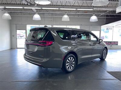 2022 Chrysler Pacifica Hybrid Touring L   - Photo 7 - Grand Rapids, MI 49548