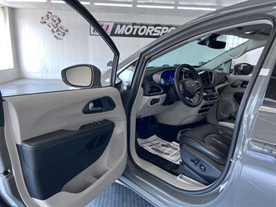 2022 Chrysler Pacifica Hybrid Touring L   - Photo 28 - Grand Rapids, MI 49548