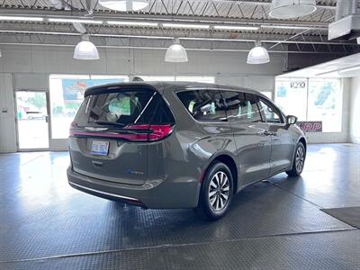 2022 Chrysler Pacifica Hybrid Touring L   - Photo 9 - Grand Rapids, MI 49548