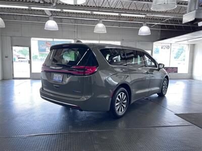 2022 Chrysler Pacifica Hybrid Touring L   - Photo 8 - Grand Rapids, MI 49548