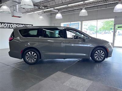 2022 Chrysler Pacifica Hybrid Touring L   - Photo 4 - Grand Rapids, MI 49548