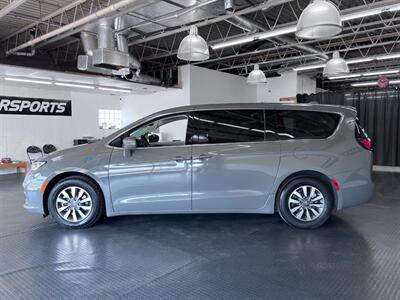 2022 Chrysler Pacifica Hybrid Touring L   - Photo 15 - Grand Rapids, MI 49548