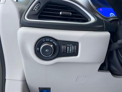 2022 Chrysler Pacifica Hybrid Touring L   - Photo 37 - Grand Rapids, MI 49548