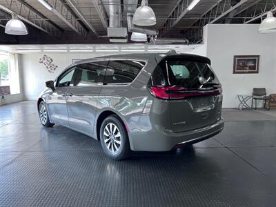 2022 Chrysler Pacifica Hybrid Touring L   - Photo 13 - Grand Rapids, MI 49548