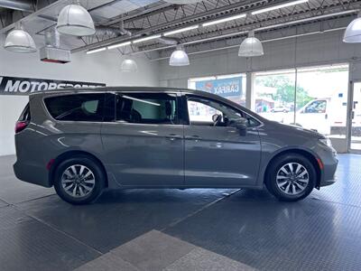 2022 Chrysler Pacifica Hybrid Touring L   - Photo 2 - Grand Rapids, MI 49548