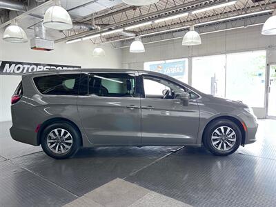 2022 Chrysler Pacifica Hybrid Touring L   - Photo 3 - Grand Rapids, MI 49548