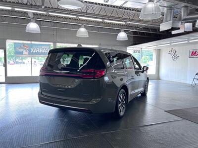 2022 Chrysler Pacifica Hybrid Touring L   - Photo 10 - Grand Rapids, MI 49548