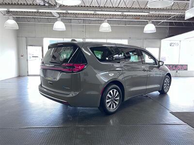 2022 Chrysler Pacifica Hybrid Touring L   - Photo 6 - Grand Rapids, MI 49548
