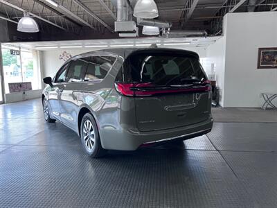 2022 Chrysler Pacifica Hybrid Touring L   - Photo 12 - Grand Rapids, MI 49548