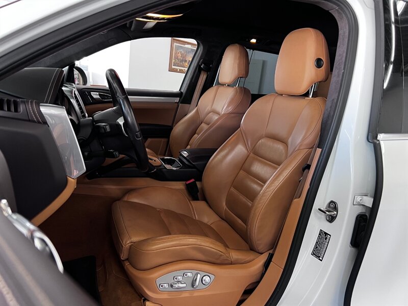 2014 Porsche Cayenne GTS photo 26