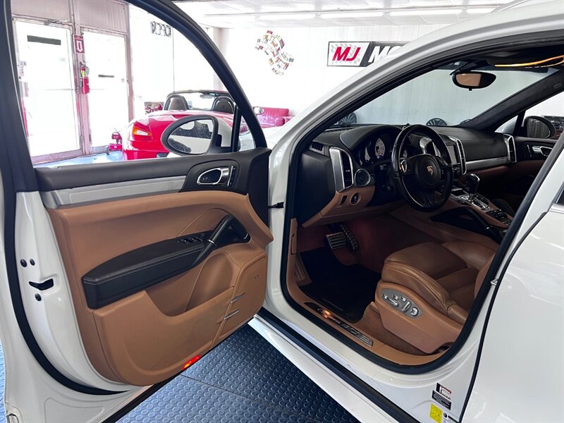 2014 Porsche Cayenne GTS photo 21