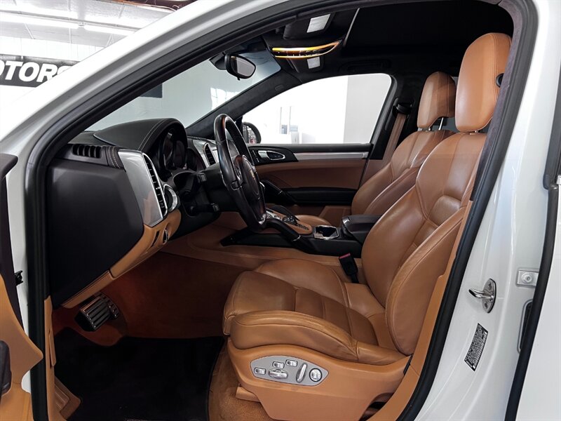 2014 Porsche Cayenne GTS photo 25