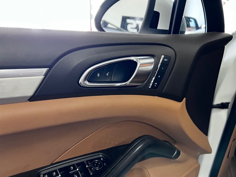 2014 Porsche Cayenne GTS photo 23