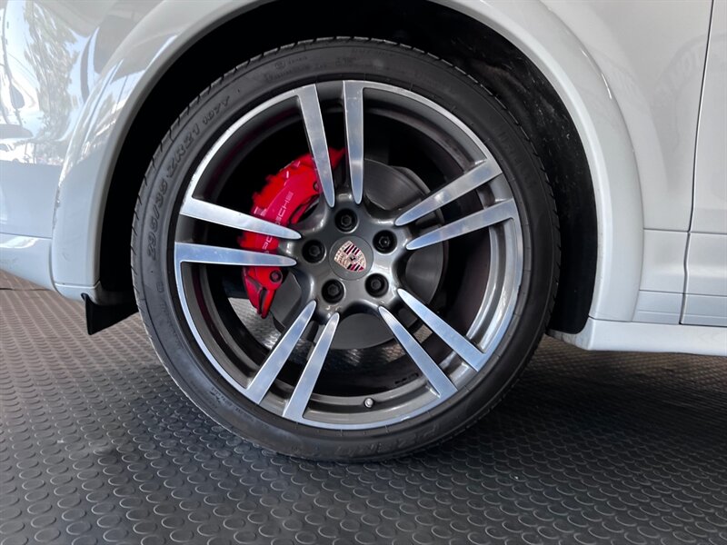 2014 Porsche Cayenne GTS photo 20
