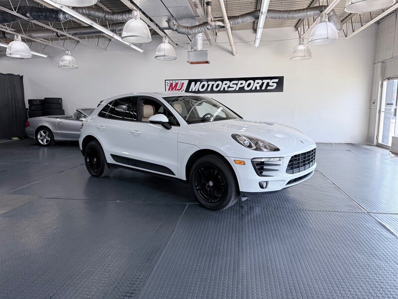 2017 Porsche Macan   - Photo 1 - Grand Rapids, MI 49548