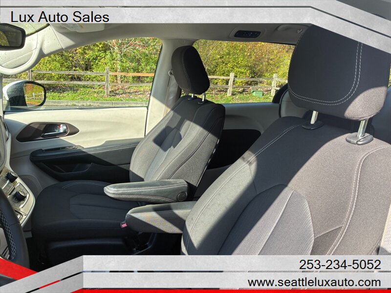 2023 Chrysler Voyager LX - Photo 12 - Woodinville, WA 98077