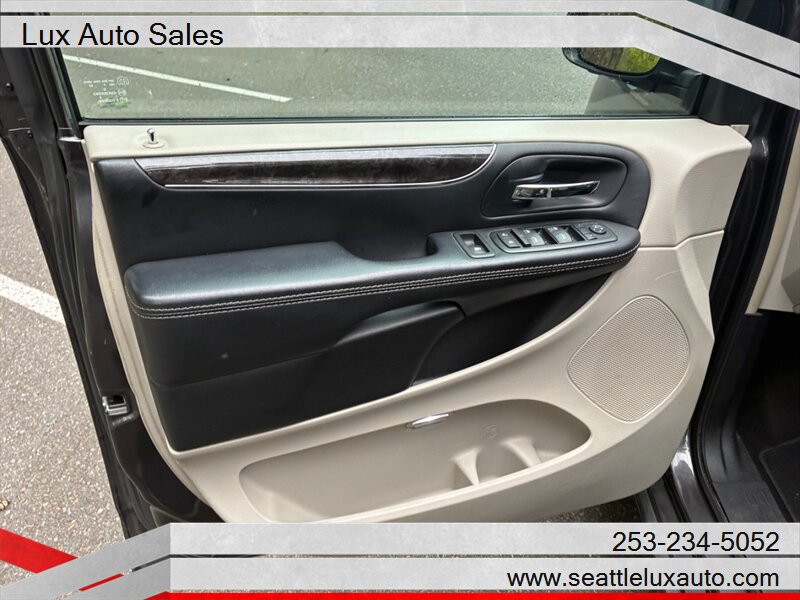 2015 Chrysler Town and Country Touring - Photo 16 - Woodinville, WA 98077