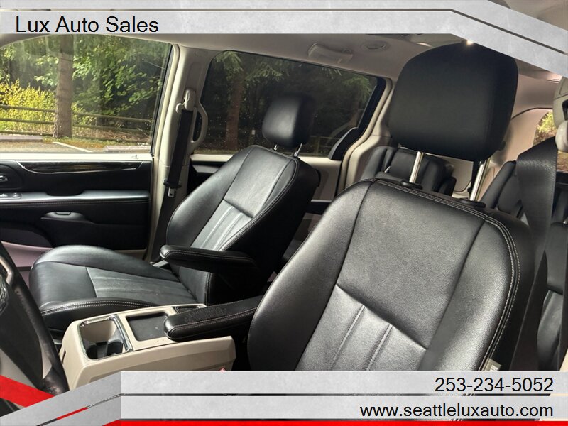 2015 Chrysler Town and Country Touring - Photo 11 - Woodinville, WA 98077