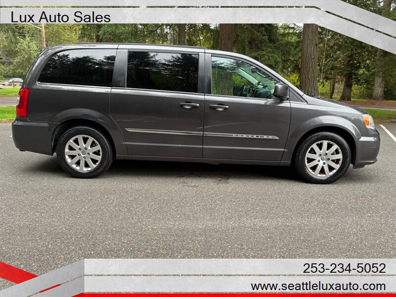 2015 Chrysler Town and Country Touring - Photo 5 - Woodinville, WA 98077