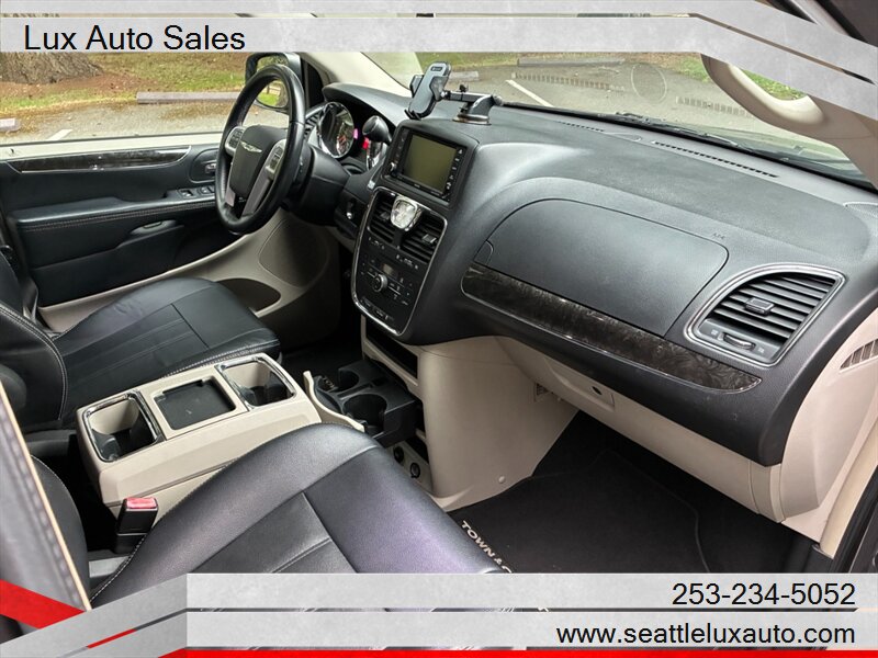 2015 Chrysler Town and Country Touring - Photo 9 - Woodinville, WA 98077