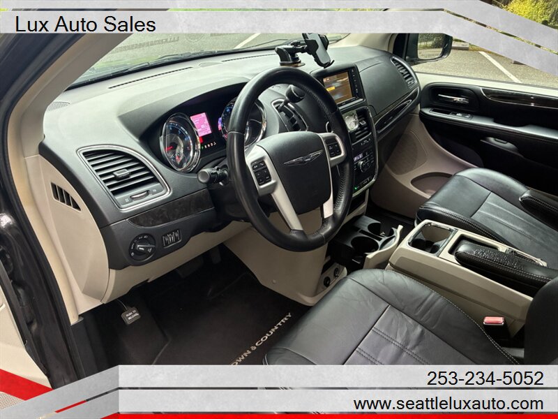 2015 Chrysler Town and Country Touring - Photo 10 - Woodinville, WA 98077
