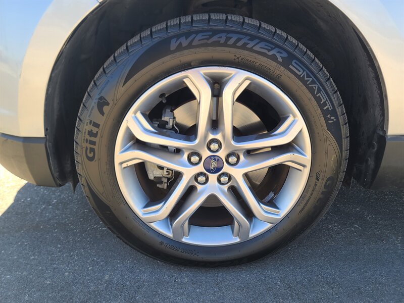 2016 Ford Edge Titanium photo 21