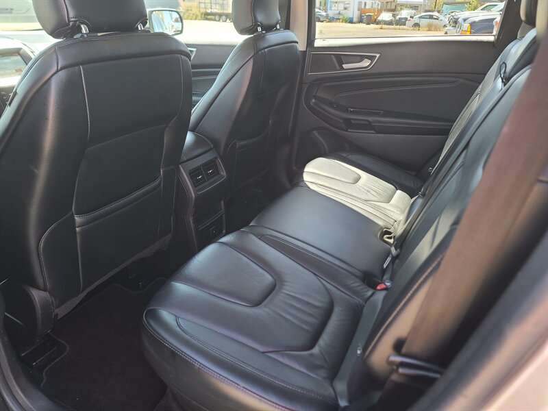 2016 Ford Edge Titanium photo 16