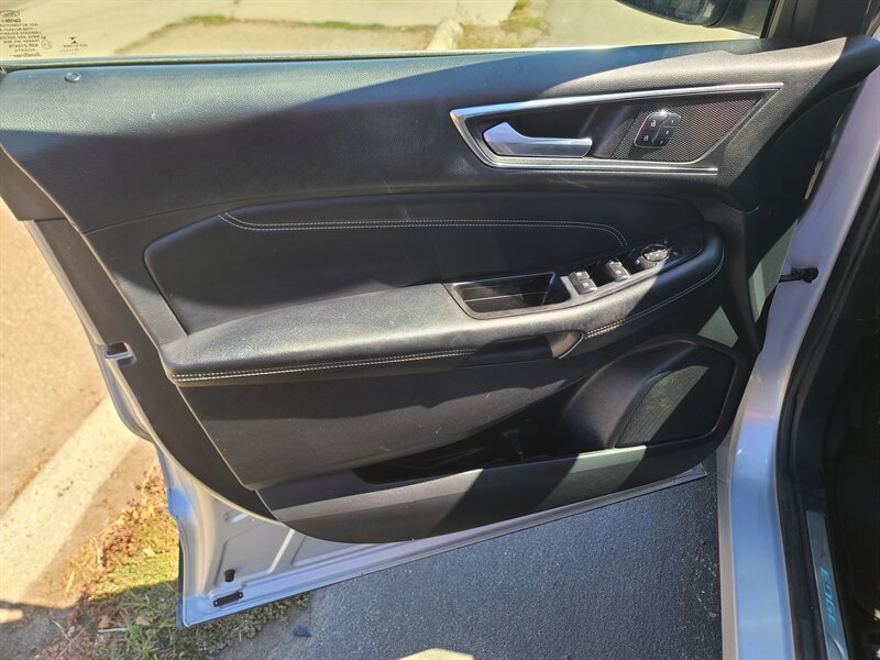 2016 Ford Edge Titanium photo 13