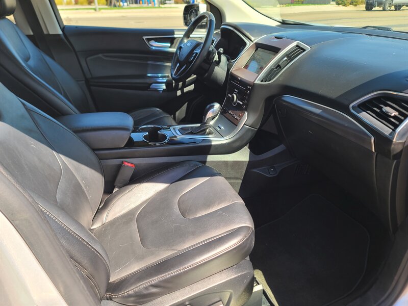 2016 Ford Edge Titanium photo 19
