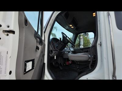 2017 Freightliner M2 106  MOVING TRUCK - Photo 4 - San Jacinto, CA 92583