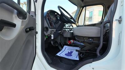 2020 Freightliner M2 106 26 ft REEFER - Photo 12 - San Jacinto, CA 92583