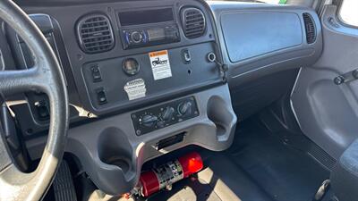 2013 Freightliner M2 106  CAB & CHASSIS NO BOX HYDRAULIC BRAKES - Photo 5 - San Jacinto, CA 92583