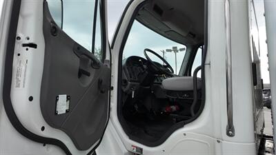 2018 Freightliner M2 106  26 ft BOX TRUCK - Photo 15 - San Jacinto, CA 92583