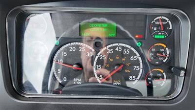 2018 Freightliner M2 106  26 ft BOX TRUCK - Photo 4 - San Jacinto, CA 92583