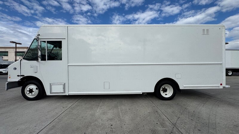 2017 Freightliner MT45 Walk-in Van  STEP VAN