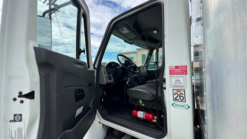 2018 International 4300 106  26 ft BOX TRUCK