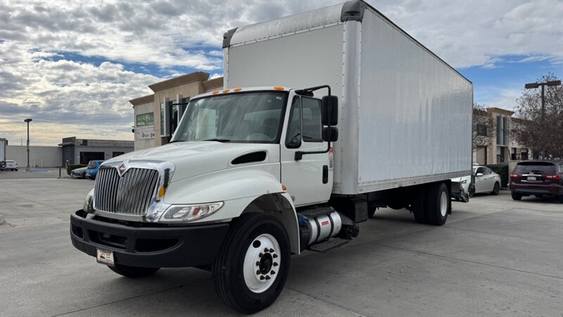 2018 International 4300 106  26 ft BOX TRUCK