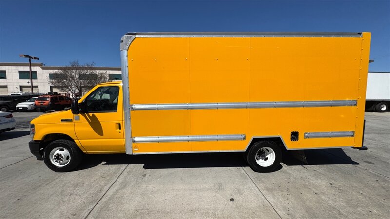 2022 Ford E350 Super Duty Cutaway Cutaway Van 2D  16 FT BOX TRUCK