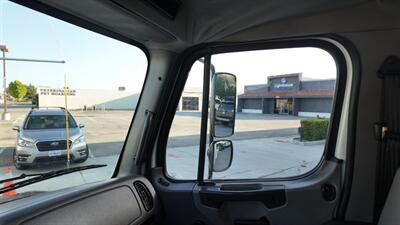 2018 Freightliner M2 106  26 ft BOX TRUCK - Photo 9 - San Jacinto, CA 92583