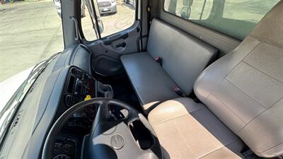 2019 Freightliner M2 106  26 ft BOX TRUCK - Photo 3 - San Jacinto, CA 92583