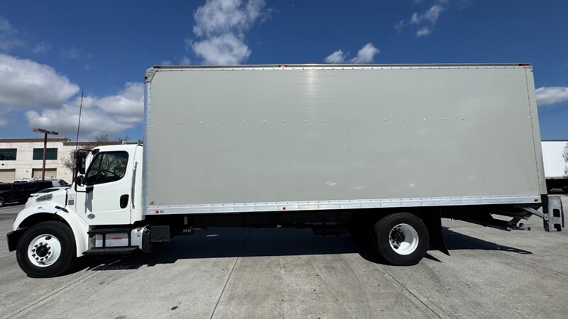 2019 Freightliner M2 106  26 ft BOX TRUCK