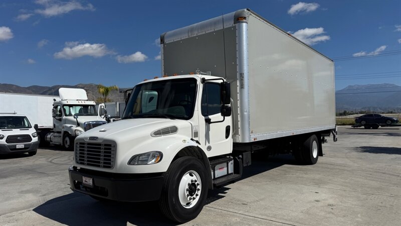 2019 Freightliner M2 106  26 ft BOX TRUCK