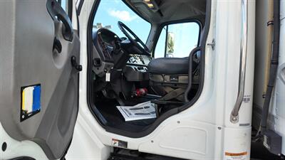 2018 Freightliner M2 106  26 ft REEFER BOX TRUCK - Photo 15 - San Jacinto, CA 92583