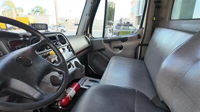 2018 Freightliner M2 106  26 ft REEFER BOX TRUCK - Photo 3 - San Jacinto, CA 92583